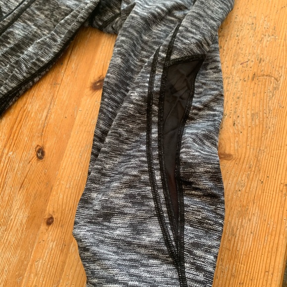 Lululemon high rise crops - Picture 3 of 5